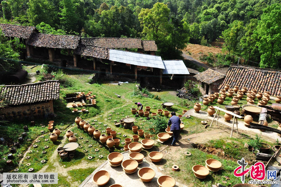 Chine : visite dans un atelier traditionnel de poterie