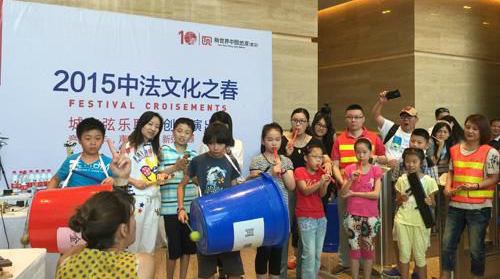 A Wuhan, un concert original avec des objets recyclés
