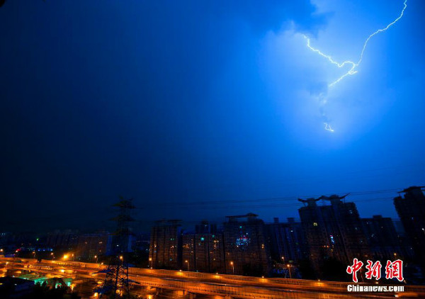 Photos : une pluie d’éclairs s’abat sur Beijing