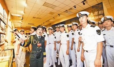 Des officiers supérieurs chinois visitent une exposition dédiée à la Seconde Guerre mondiale