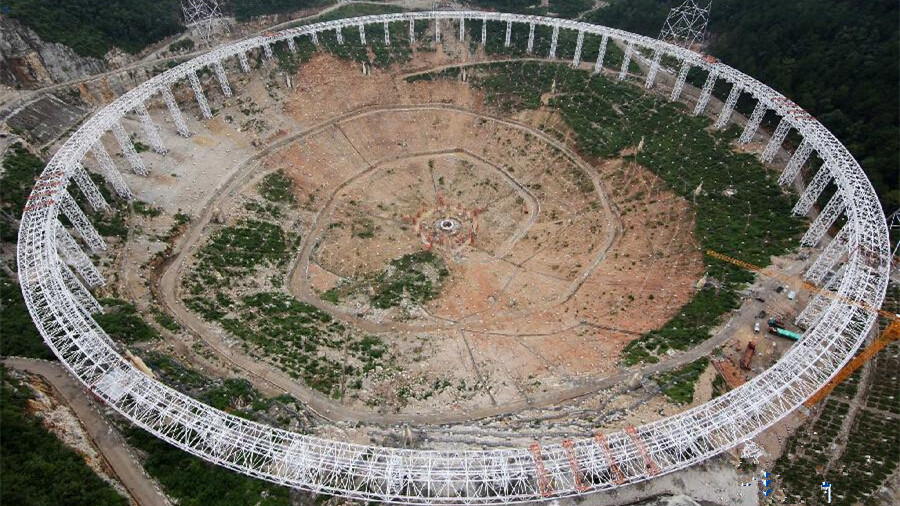La Chine assemble plus grand télescope du monde dans le Guizhou