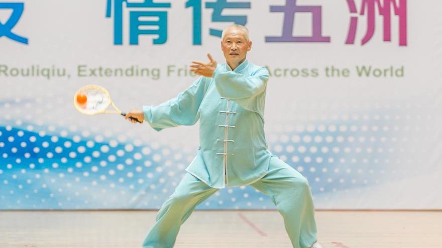 Quand le tai-chi se pratique avec une raquette à la main