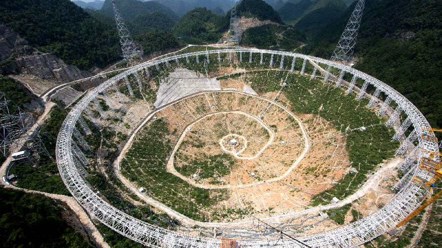 Le plus grand radiotélescope du monde en cours de construction dans le sud de la Chine