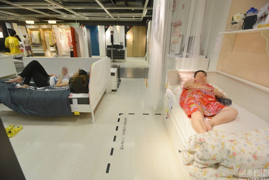 Dans le magasin Ikea de Chengdu, c'est l'heure de la sieste !