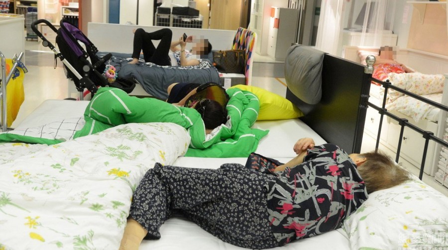 Dans le magasin Ikea de Chengdu, c'est l'heure de la sieste !