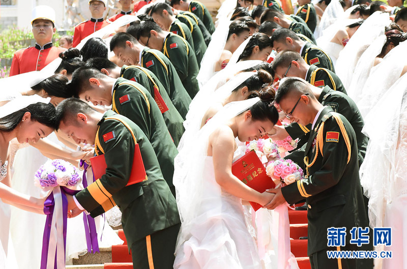 Mariage en groupe de soldats durant la Journée de l'armée
