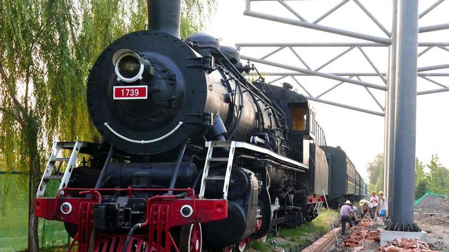 Beijing : une ancienne locomotive sur le site du lac Lianshi