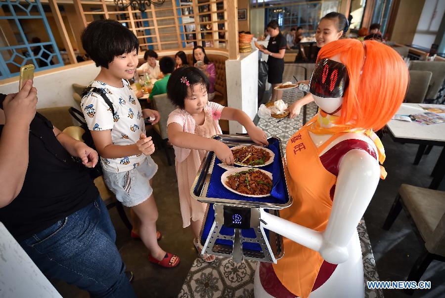 Un robot serveur mis en service dans un restaurant à Haikou
