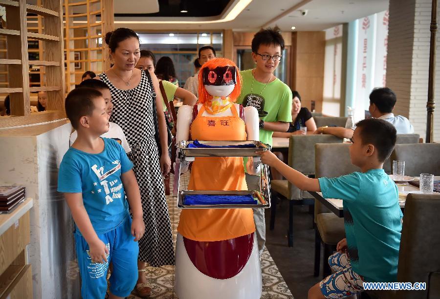 Un robot serveur mis en service dans un restaurant à Haikou