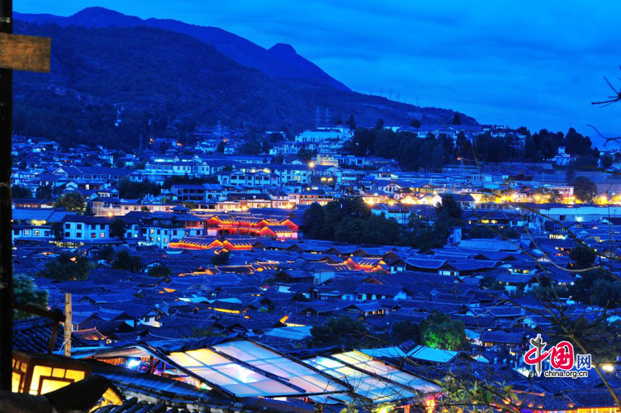 Lijiang se trouve dans le nord-ouest de la province du Yunnan. C’est un endroit connu de plus en plus de gens. On y trouve l'ancienne ville, bien entretenue, des habitations locales typiques, la montagne de neige de Yulong, la mystérieuse culture Dongba et les Nahsi, un peuple sincère.