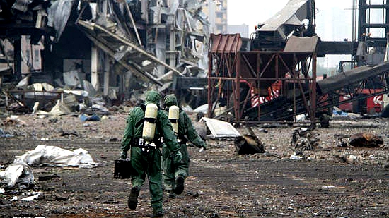 Chine : soldats anti-chimiques entrent dans le site des explosions de Tianjin