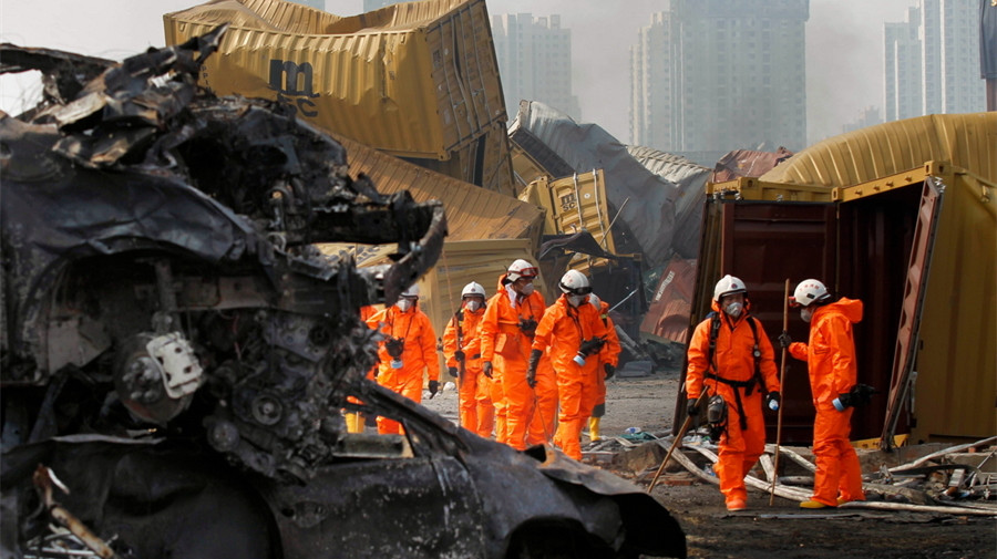 Des unités de défense chimique veillentsur le site de l'explosion de Tianjin
