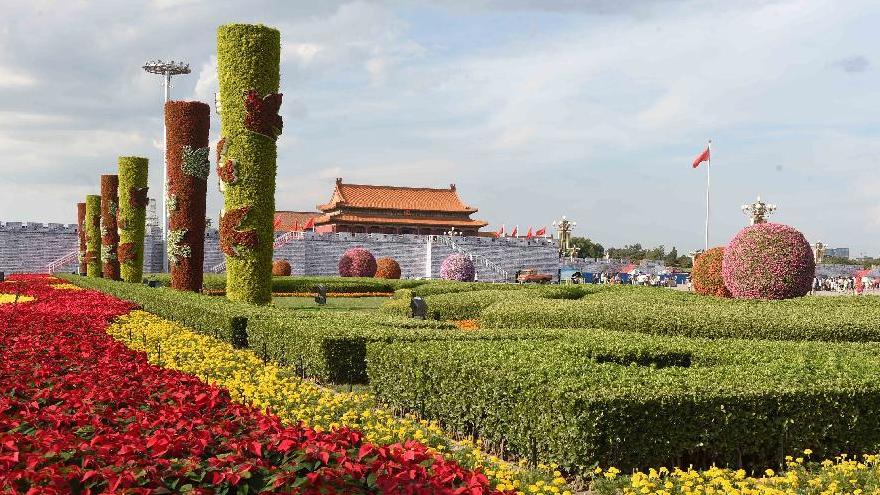 Beijing : l'installation des fleurs bientôt terminée sur l'avenue Chang'an