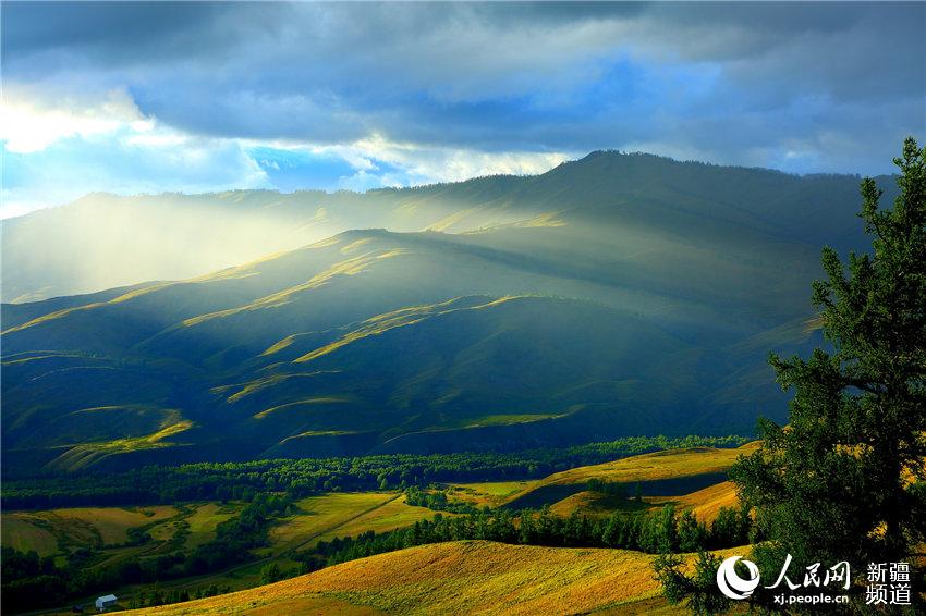 Le village de Baibaha, situé sur la frontière entre la Chine et le Kazakhstan, avec ses magnifiques paysages, ses habitants simples et honnêtes est tout comme un enivrant « Shangri-la » au Xinjiang.