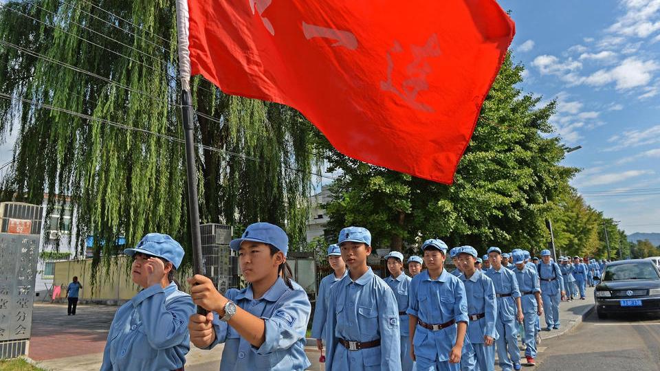 Beijing : 300 élèves en uniformes militaires d'époque