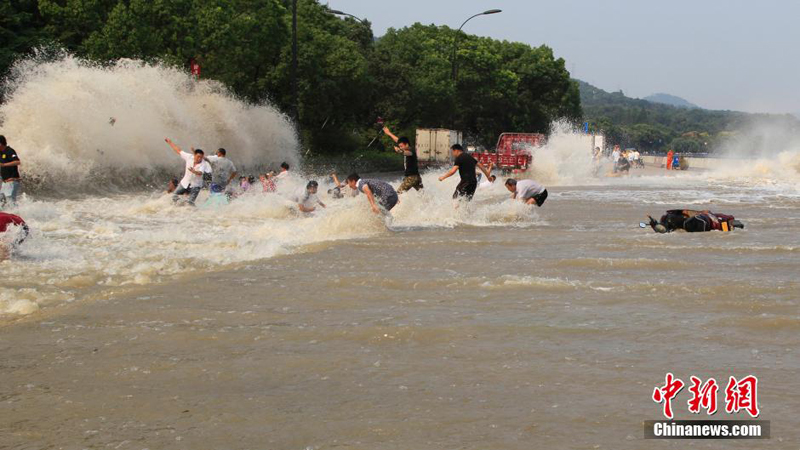 Hangzhou : les grandes vagues du fleuve Qiantang renversent des touristes