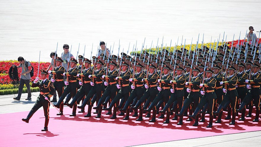 Les uniformes de parade de l'Armée Populaire de Libération au fil des ans