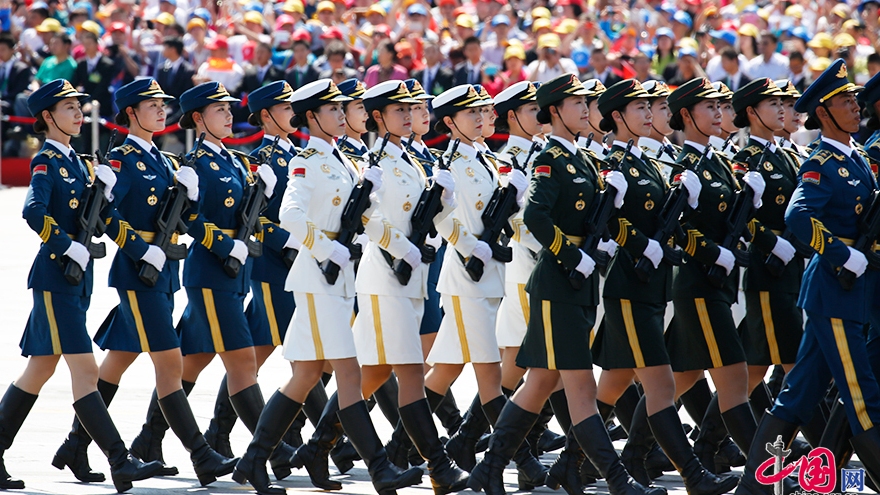 Journée de la Victoire : les soldats féminins rayonnantes au cours du défilé