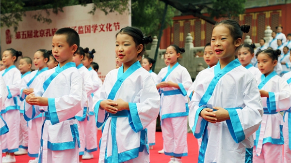 Cérémonie d'accueil des étudiants au Temple de Confucius à Beijing