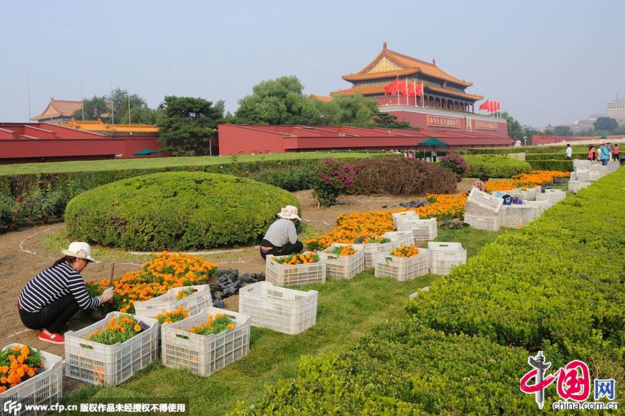 La place Tian'anmen décorée de fleurs pour les prochains congés de la Fête nationale