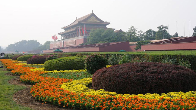 La place Tian'anmen décorée de fleurs pour les prochains congés de la Fête nationale