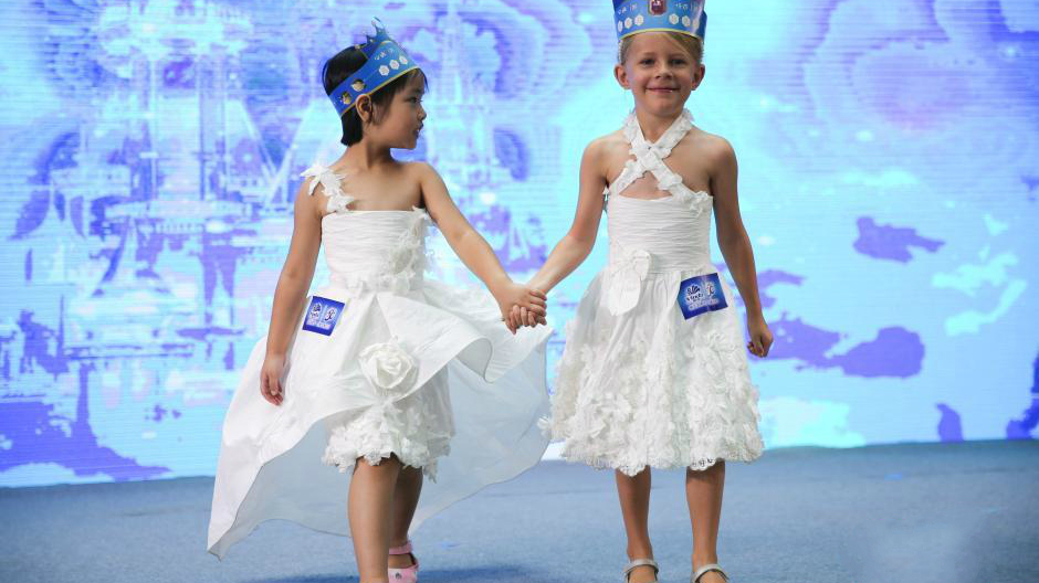 Beijing : un défilé de robes de mariée en mouchoirs en papier