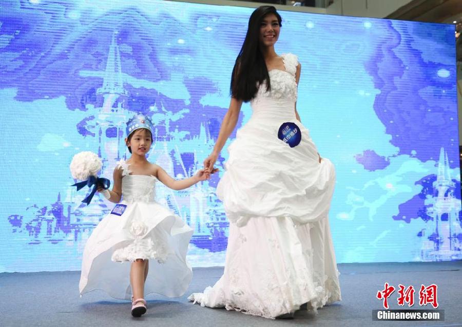 Beijing : un défilé de robes de mariée en mouchoirs en papier