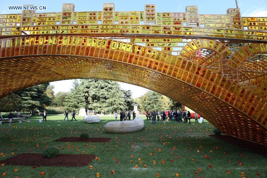 Une sculpture intitulée « Route de la Soie sur Pont d'Or » présentée à l'Expo de Milan