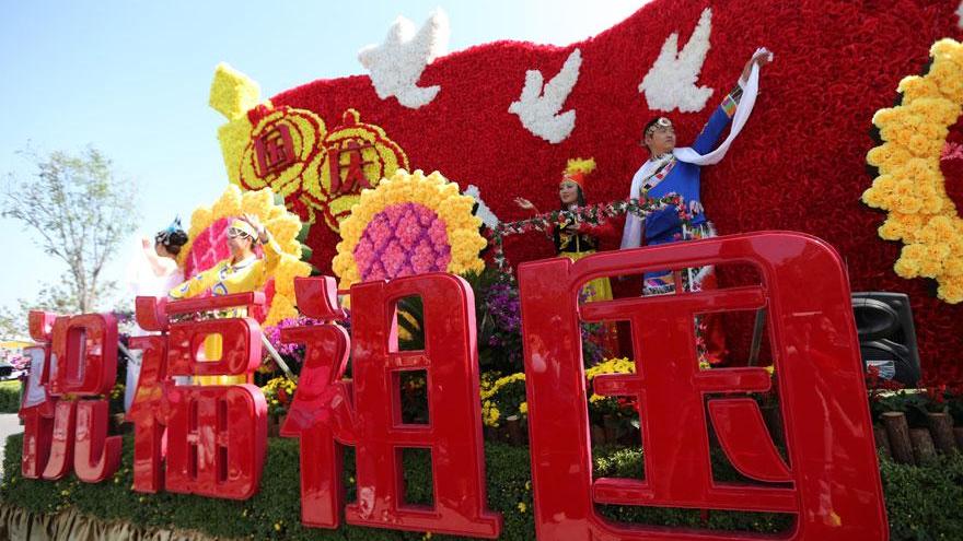 Beijing : le défilé de chars fleuris de la fête nationale
