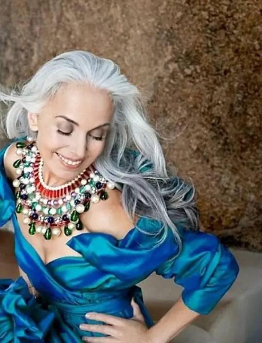 Yasmina Rossi : mannequin à 60 ans et toujours rayonnante