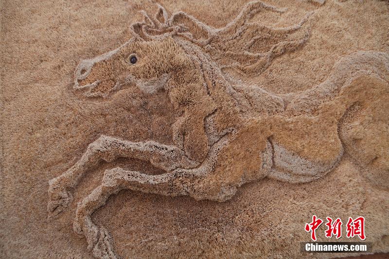 Insolite : un cheval au galop fait de 500 000 cure-dents