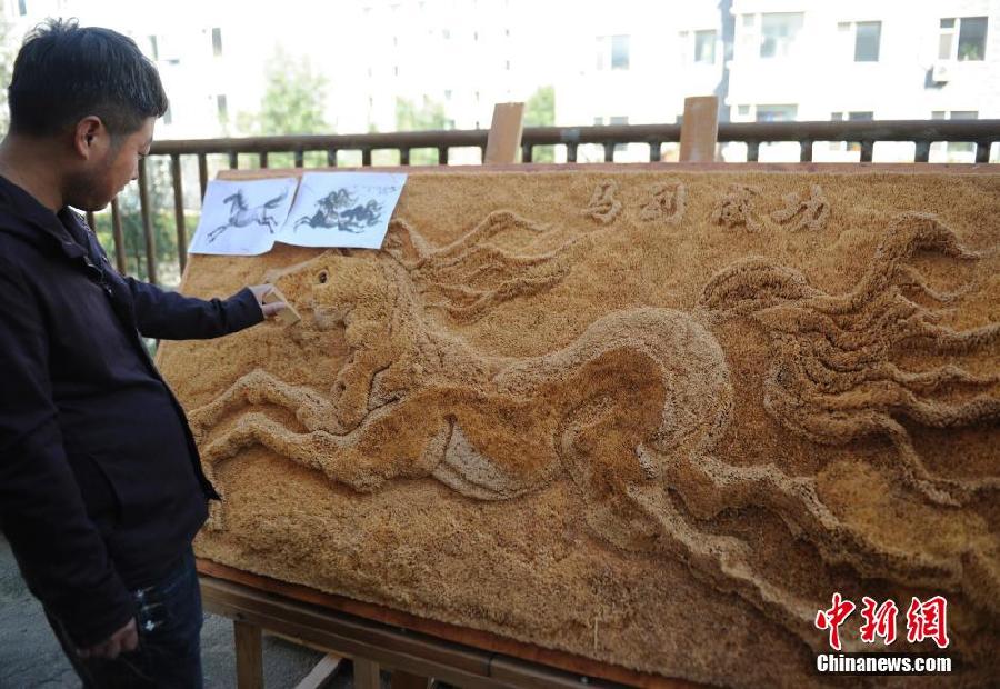 Insolite : un cheval au galop fait de 500 000 cure-dents Insolite : un cheval au galop fait de 500 000 cure-dents