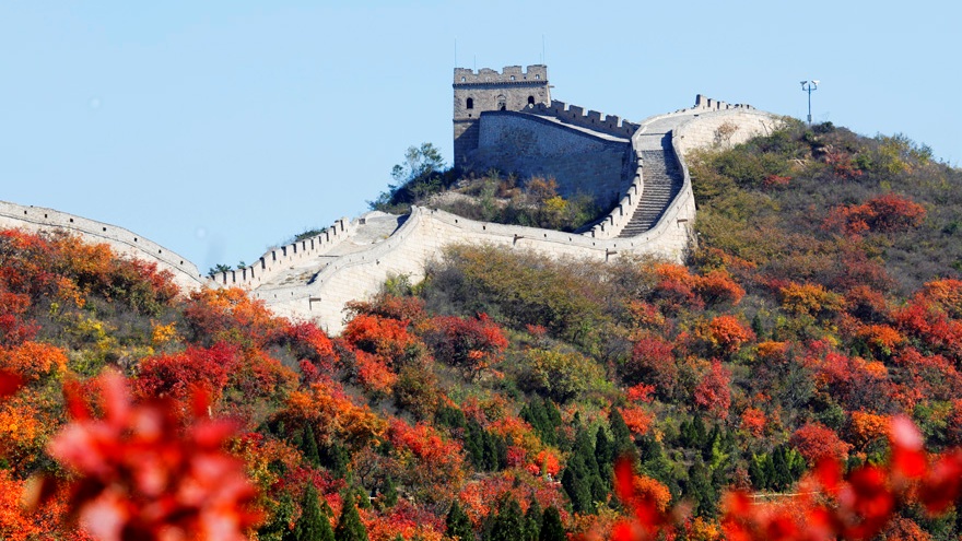 En images : admirez les feuilles rouges de la Grande Muraille à Badaling
