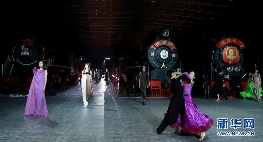 Beijing : un défilé Pierre Cardin au Musée du chemin de fer de Chine