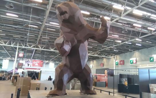 Il sculpte un ours géant… en chocolat !