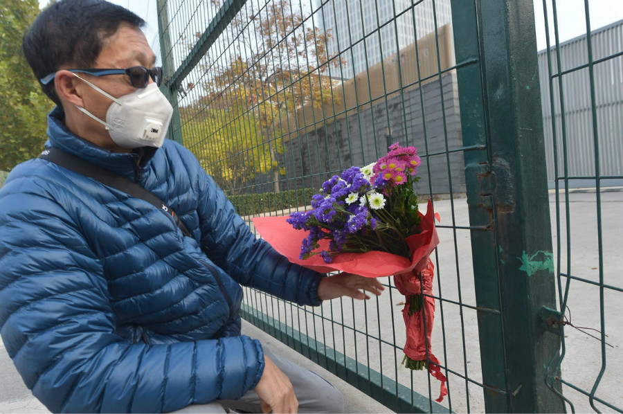 Beijing : les Chinois rendent hommage aux victimes de Paris à l'ambassade de France