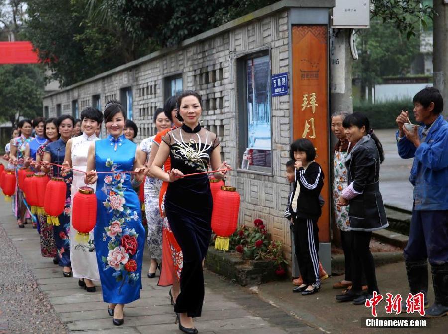 Défilé en qipao aux abords des sites touristiques du Zhejiang