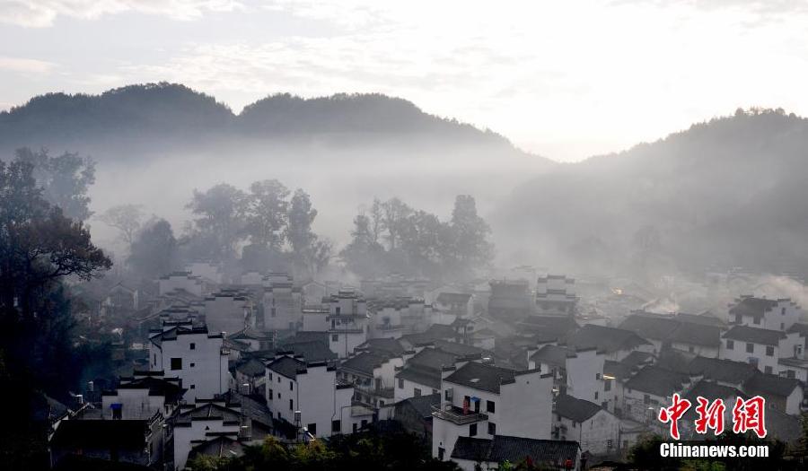 Le 22 novembre, après la pluie, une brume épaisse a pris d'assaut le vieux village de Wuyuan dans la province du Jiangxi (est), avec ses maisons traditionnelles et ses érables rouges, une scène qui n'était pas sans rappeler les peintures à l'huile chinoises et qui a attiré de nombreux touristes.