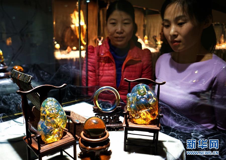 Une exposition d'objets en ambre de la mer Baltique à Beijing