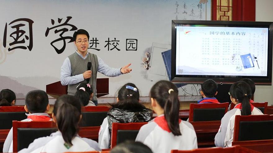 Beijing : un professeur enseigne les classiques chinois dans une école primaire