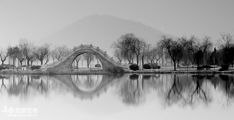 Le lac Yunlong, à Xuzhou dans la province du Jiangsu (est), est une attraction touristique et culturelle très réputée en Chine. Ses rives et les collines avoisinantes sont en ce moment recouvertes d'un épais manteau de neige blanc, comme en témoignent ces images qui semblent tout droit sorties d'un conte de fées.