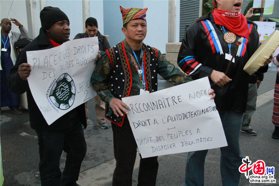 Manifestation pour les droits des peuples autochtones devant les salles de conférence de la COP21