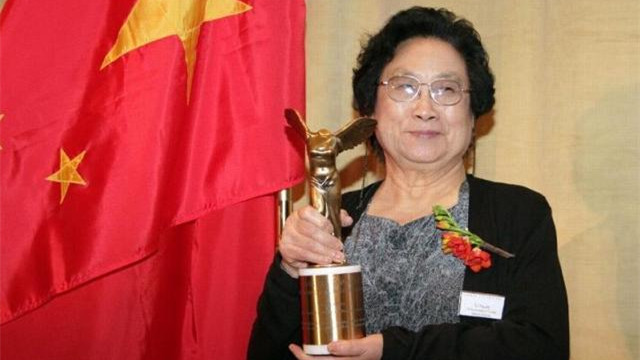 Li Keqiang félicite Tu Youyou pour son prix Nobel de médecine