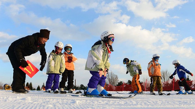 Beijing : des élèves au district de Yanqing apprennent le ski
