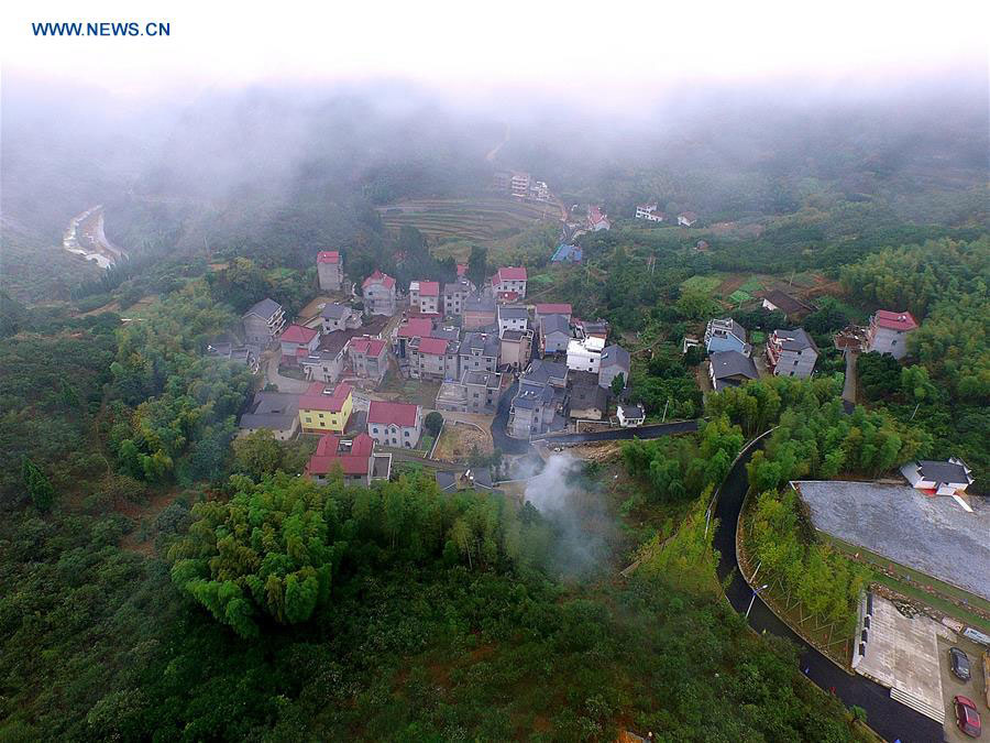 Photo aérienne prise le 9 novembre 2015, montrant les paysages de Changshan (province du Zhejiang, est de la Chine).