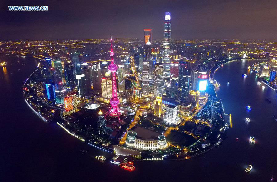 Photo aérienne prise le 4 octobre 2015, montrant une vue de nuit du quartier de Lujiazui à Shanghai. 