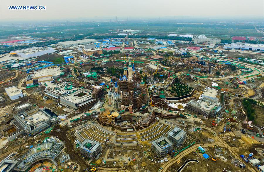 Photo aérienne prise le 9 octobre 2015, montrant le parc Disney en construction à Shanghai.