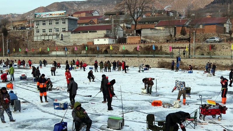 Un concours de pêche sous la glace dans les montagnes de Beijing