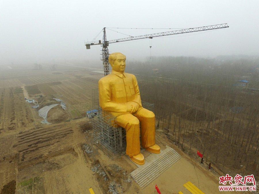 Une statue géante de Mao en construction au Henan