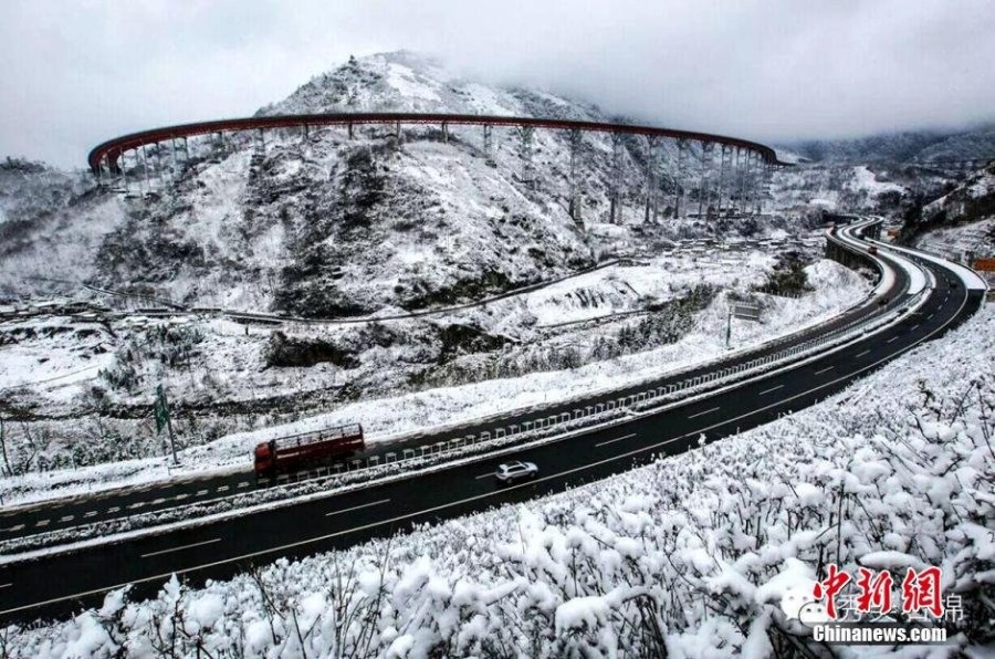 L'autoroute Jingkun reliant Ya'an dans la province du Sichuan à Xichang dans la province du Jiangxi après d'importantes chutes de neige. Sur les versants enneigés, celle que d'aucuns surnomment « l'autoroute céleste » ressemble étrangement à un dragon qui serpente à travers les montagnes.